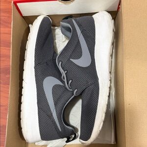 Nike Men's Black and White Sneakers